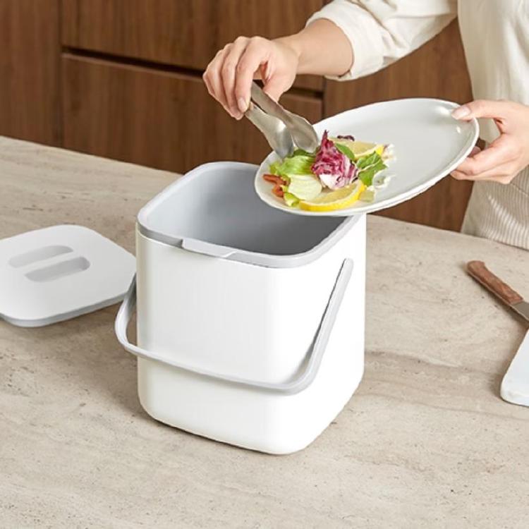 음식물쓰레기통 청소, 여름 악취 잡는 꿀팁! 이거 안 하면 집안이 난리나요?