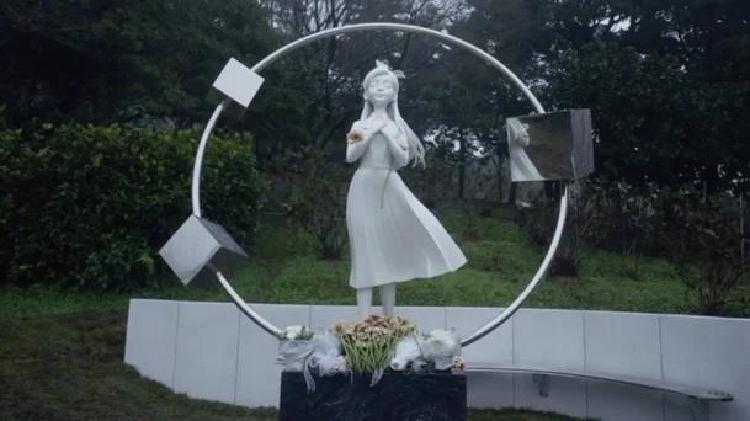 구준엽 와이프 조각상