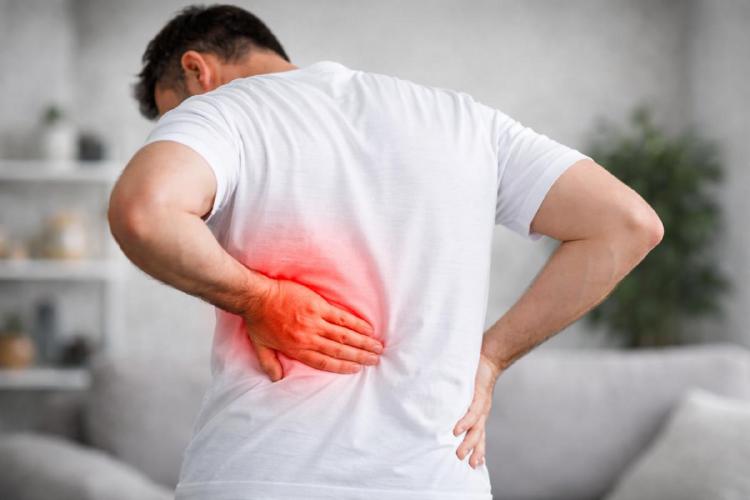 남자 왼쪽 옆구리 통증, 갑자기 찌릿하면 요로결석 신호?